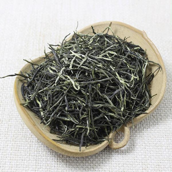 河南省のXinyangmaojianの茶、わずかに深緑色の新しい緑の茶葉