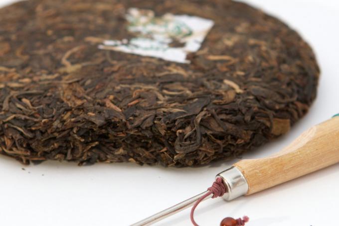 厚い熟した好みの活動的で、高い香りとあずき色そして明るい野生のPuerhの茶